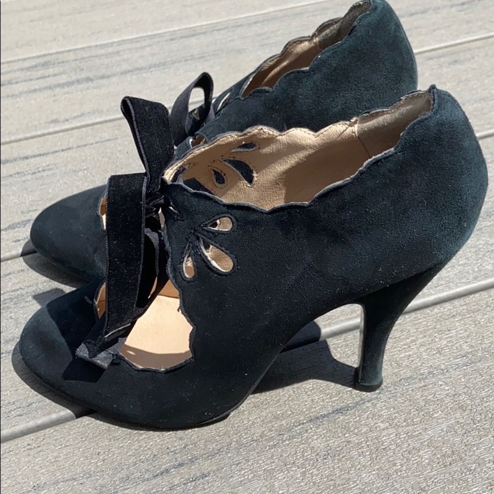 Mojo Moxy size 9 womens suede black lace up heels